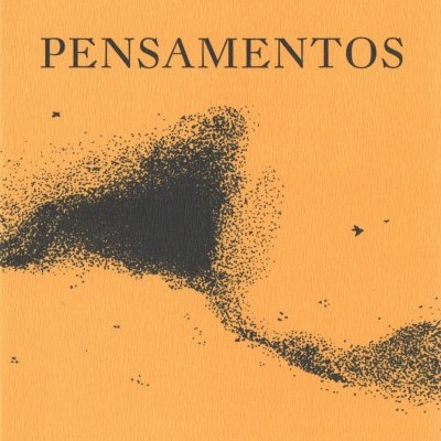 Capa de livro laranja com título 'PENSAMENTOS' e autor 'GIACOMO LEOPARDI'