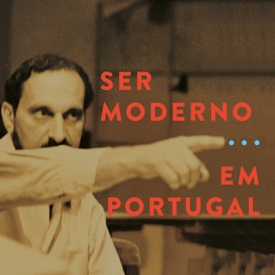 Capa de livro com homem apontando e texto em azul claro e vermelho