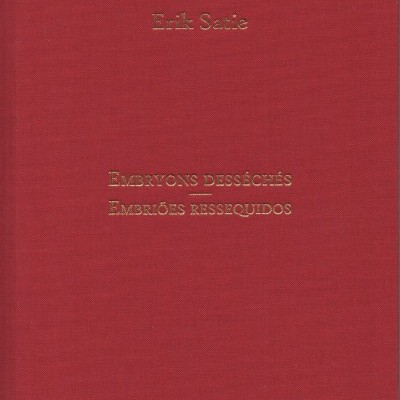 Capa de livro vermelha com texto dourado Erik Satie EMBRYONS DESSÉCHÉS — EMBRIÕES RESSEQUIUDOS
