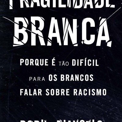 Capa de livro preto com texto branco sobre fragilidade branca e racismo.
