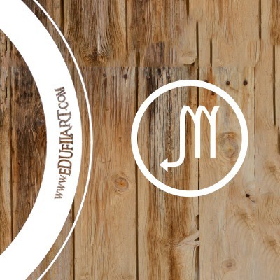 Símbolo do signo de Escorpião em círculo branco sobre fundo de madeira com texto WWW.EDUFILART.COM