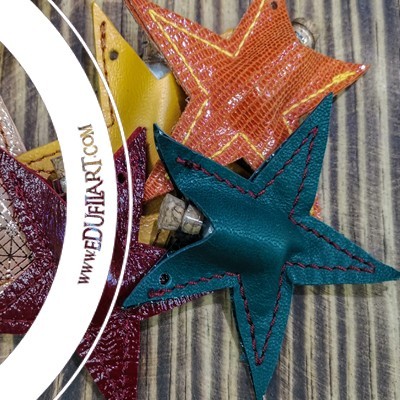 Estrelas decorativas de couro colorido com costuras visíveis