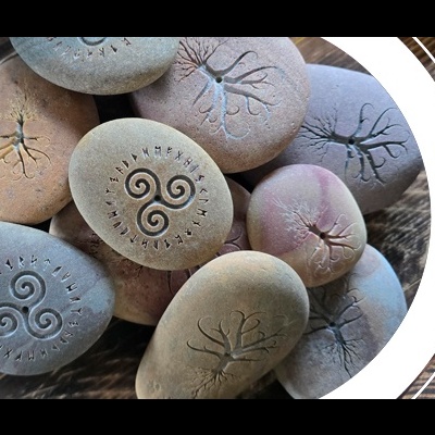 Pedras decorativas com símbolos gravados em vários tons naturais