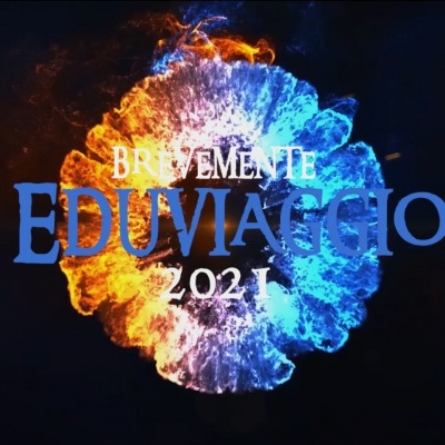 Efeito visual laranja e azul com texto EDUVIAGGIO 2021 em fundo escuro