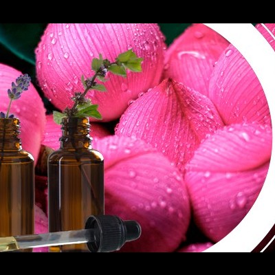 Frascos âmbar com conta-gotas e flores cor-de-rosa com gotas de água