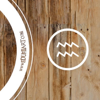 Painel de madeira rústica com símbolo branco e texto www.EDUFLUART.com