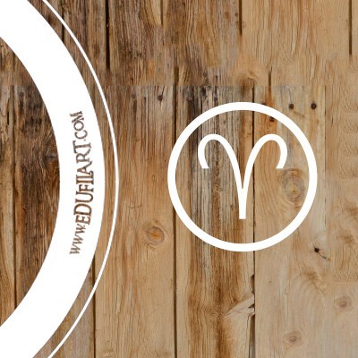 Fundo de madeira com símbolo do signo de Áries branco e texto WWW.EDUFILART.COM