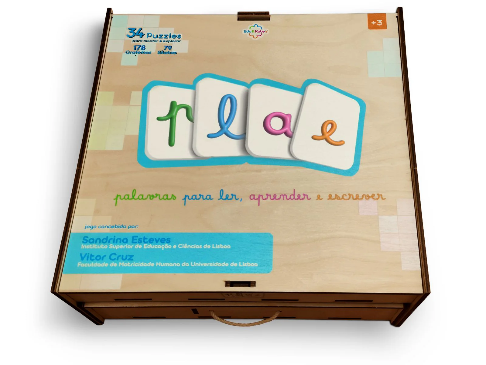 Caixa de madeira com texto colorido e quatro letras em relevo