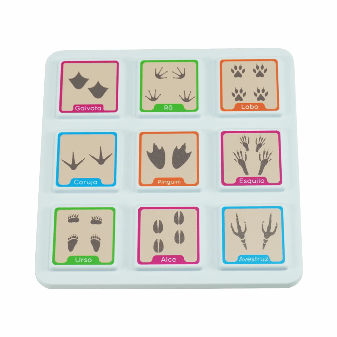 White tray with nine beige tiles showing different animal footprints and names in Portuguese.