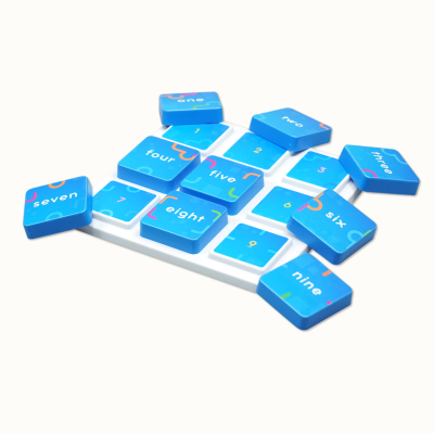 Peças azuis com números e palavras em inglês para jogo educativo.