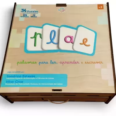 Caixa de madeira com texto colorido e quatro letras em relevo