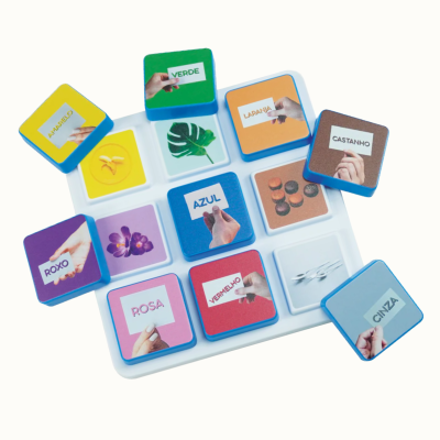 Color learning tiles with Portuguese color words on a white tray