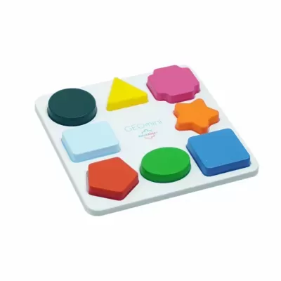 White board with colorful geometric shapes and GEOMini Edukacjas label