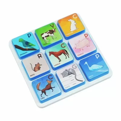 Childrens puzzle board with colorful animal blocks and Portuguese names.