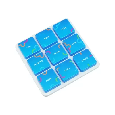 Blue numbered blocks in a white tray with Portuguese number words