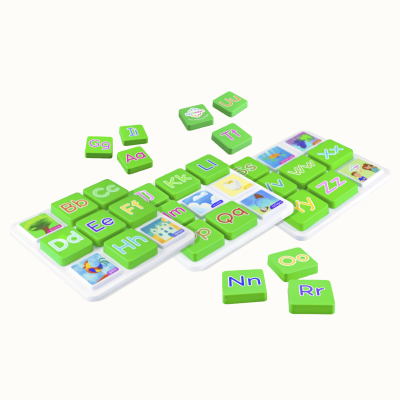 Jogo educativo com peças de letras do alfabeto em verde e tabuleiros brancos com imagens.