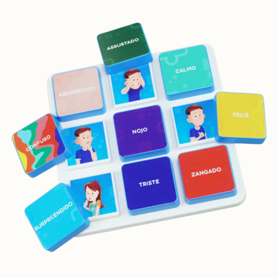 Jogo de peças coloridas com emoções em português sobre base branca