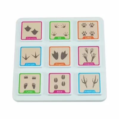 White tray with nine beige tiles showing different animal footprints and names in Portuguese.