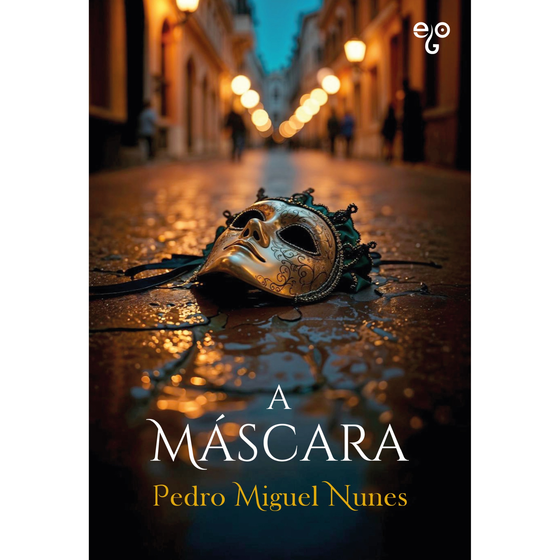 A Máscara Capa de livro com uma máscara decorativa numa rua molhada e texto do título e autor.