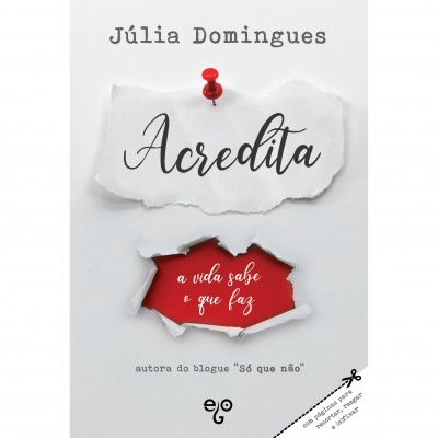 Capa de livro branca com texto e pedaços de papel rasgado mostrando palavras em letras pretas e brancas