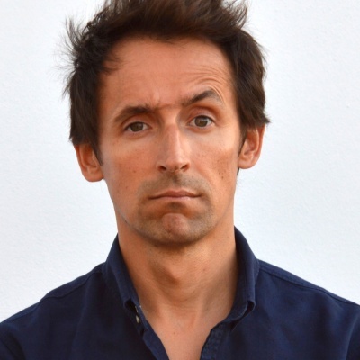 Homem com camisa azul escura em fundo branco