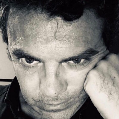 Retrato preto e branco de homem com cabelo escuro e expressão pensativa