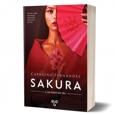 Livro com capa vermelha com mulher segurando leque e flores