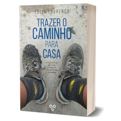 Capa do livro 'Trazer o Caminho para Casa' com ténis cinzentos e meias pretas com amarelo