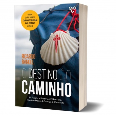 Capa de livro com concha branca com cruz vermelha pendurada numa mochila azul e texto em português