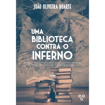 Capa de livro com pilha de livros e rosto desfocado ao fundo, texto título e autor.