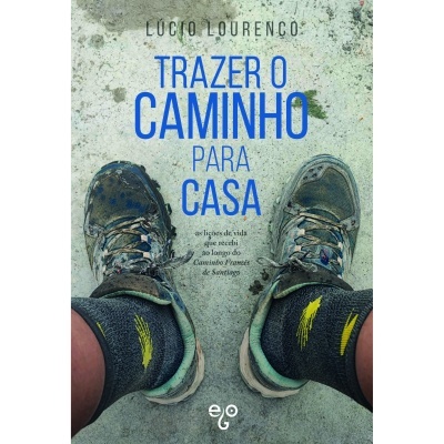 Capa do livro com sapatos desportivos usados e meias pretas com detalhes amarelos.
