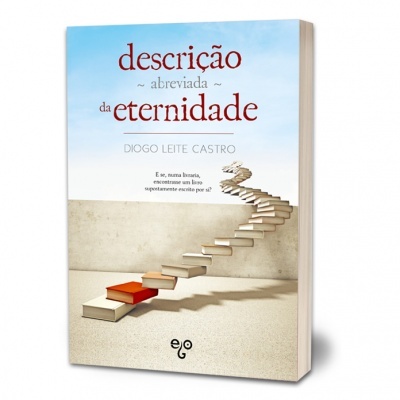 Capa de livro com escadaria feita de livros e céu azul