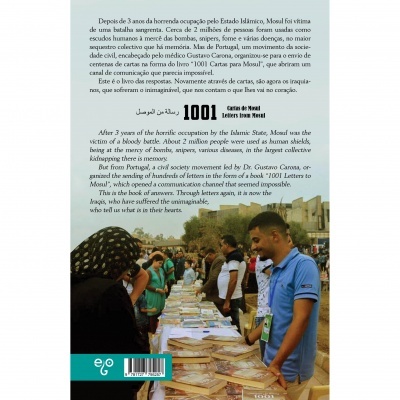 Livro '1001 Cartas de Mosul' com texto bilíngue e fotografia de pessoas junto a mesa com livros ao ar livre