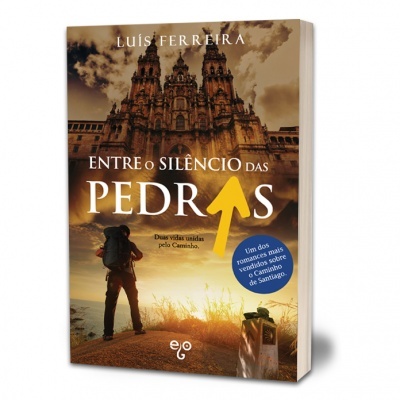 Capa do livro 'Entre o Silêncio das Pedras' mostrando uma pessoa com mochila e uma grande catedral.