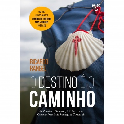 Livro O DESTINO É O CAMINHO com mochila e concha do Caminho de Santiago