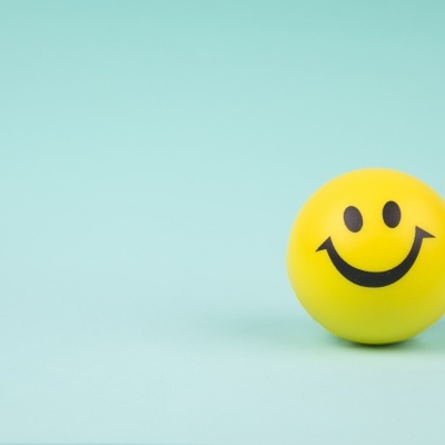 Bola amarela com cara sorridente