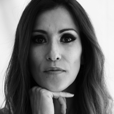 Retrato preto e branco de uma mulher com maquilhagem escura