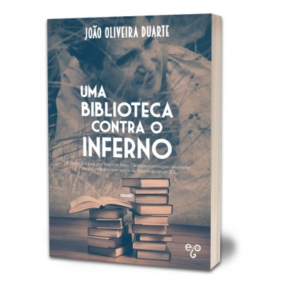 Capa de livro 'Uma Biblioteca Contra o Inferno' de João Oliveira Duarte com pilha de livros e imagem desfocada de uma pessoa.