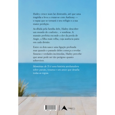 Contracapa de livro com texto sobre a história, fundo azul céu e mar, piso madeira clara, código de barras e logotipo.