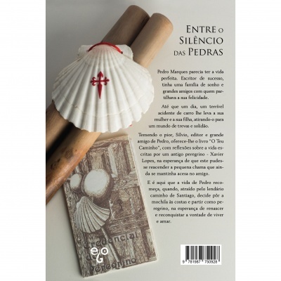 Concha branca com cruz vermelha sobre cilindros de madeira e livro 'Esperança & Caminho' junto de texto em português