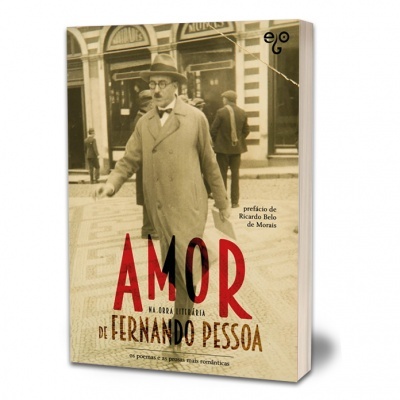 Capa de livro com foto antiga em sépia de homem de sobretudo e chapéu e texto sobre Fernando Pessoa