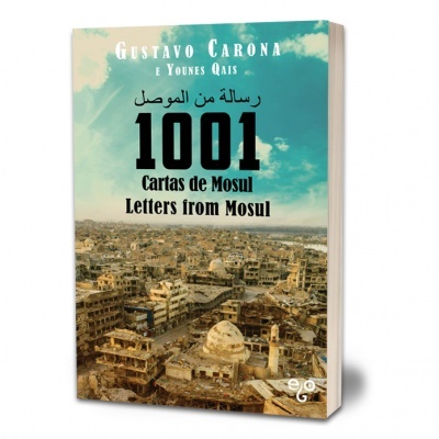 Capa do livro 1001 Cartas de Mosul com fotografia aérea da cidade e texto multilíngue