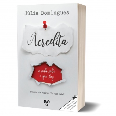 Capa do livro Acredita de Júlia Domingues, branco com texto preto e vermelho