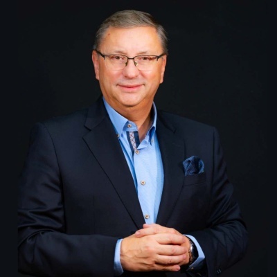 Homem de idade média com blazer azul e camisa azul clara