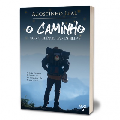 Capa do livro 'O Caminho sob o silêncio das estrelas' com pessoa a caminhar e mochila
