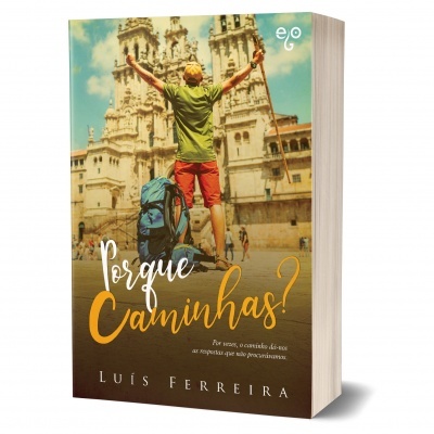 Capa de livro com pessoa de costas vestindo boné amarelo e mochila azul diante de edifício antigo