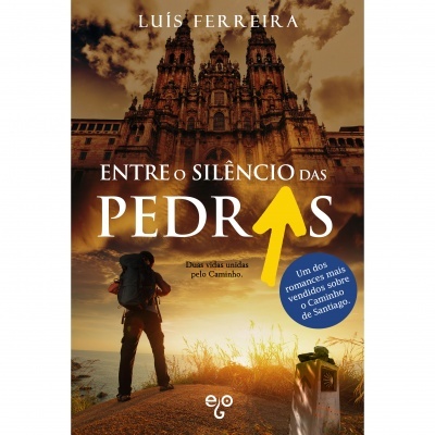 Capa do livro Entre o Silêncio das Pedras com imagem de catedral e peregrino ao pôr do sol