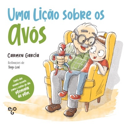 Capa de livro infantil com avô e criança na poltrona amarela a brincar com boneca do Homem-Aranha