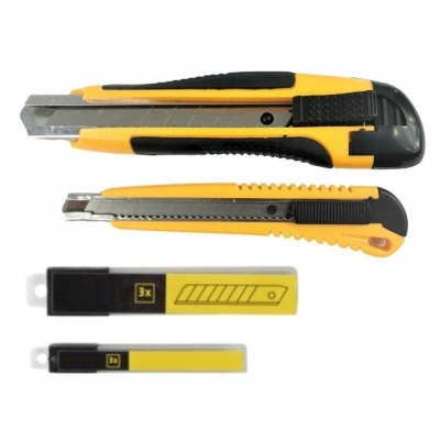 Conjunto de dois estiletes amarelo e preto com caixas de lâminas