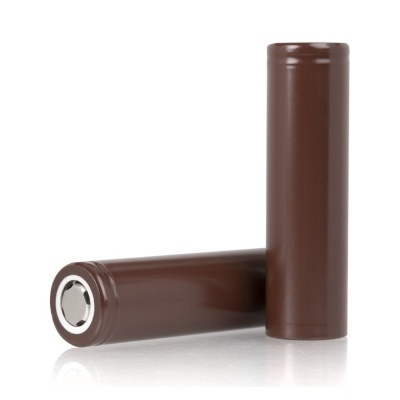 Duas pilhas castanhas cilíndricas sobre fundo branco